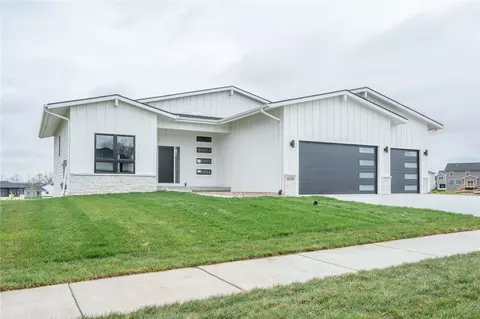 5028 152nd St, Urbandale, IA 50323