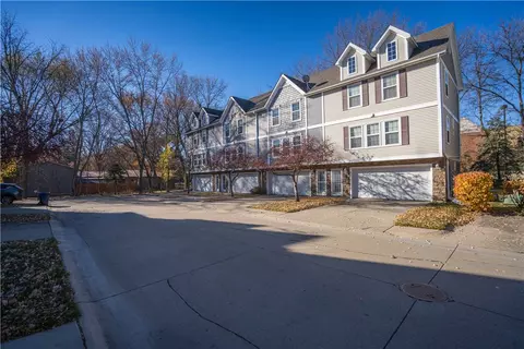 5538 Boston Ct, Johnston, IA 50131