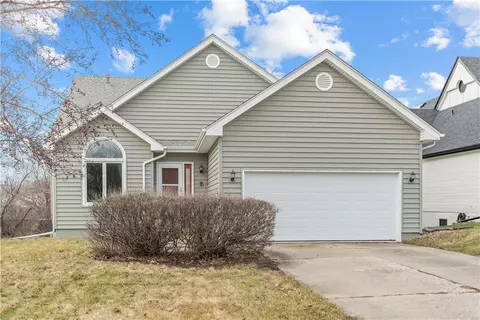 813 S 26th St, West Des Moines, IA 50265