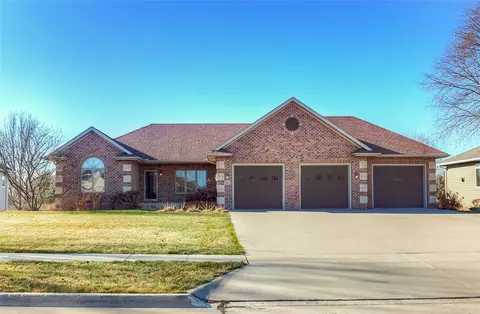 2407 W 10th Ave, Indianola, IA 50125