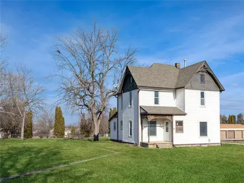 405 4th St NE, Mitchellville, IA 50169