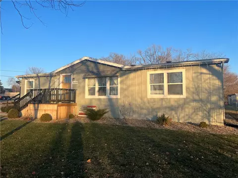 5695 NE 1st St, Des Moines, IA 50313