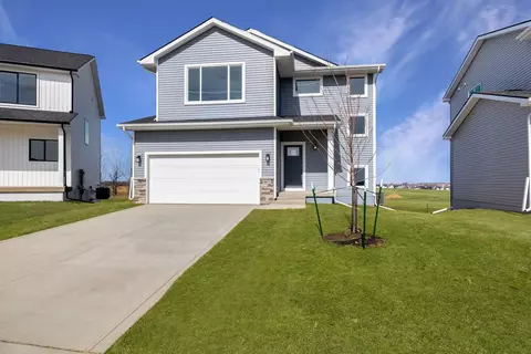 16671 Mill Pond Dr, Urbandale, IA 50323