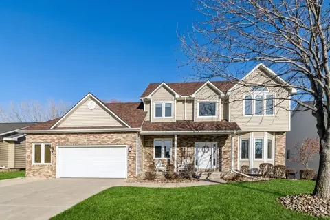 6803 Dakota Dr, West Des Moines, IA 50266
