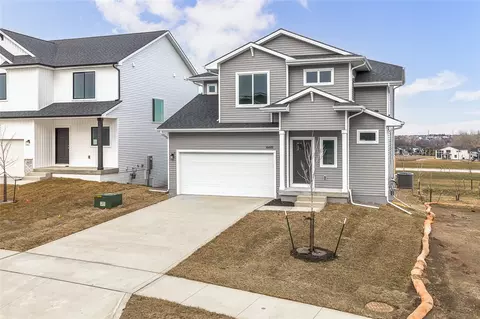 16615 Mill Pond Dr, Urbandale, IA 50323