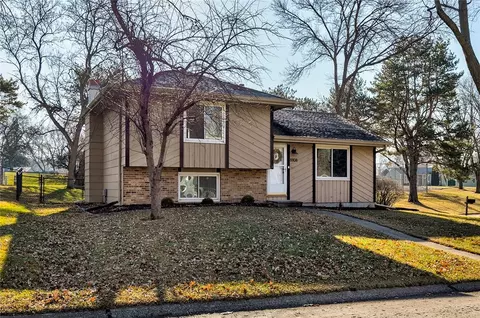 8808 Hammontree Cir, Urbandale, IA 50322