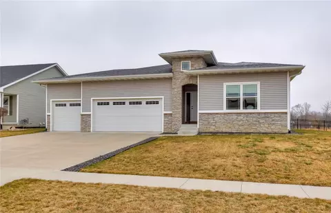 2105 SE Fox Valley Dr, West Des Moines, IA 50265
