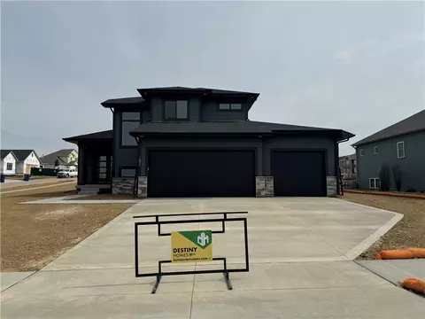 1832 W 3rd St, Pella, IA 50219