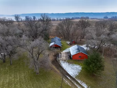 19084 Riverside Rd, Dubuque, IA 52001