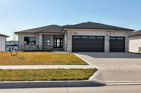 17954 Hammontree Cir, Clive, IA 50325
