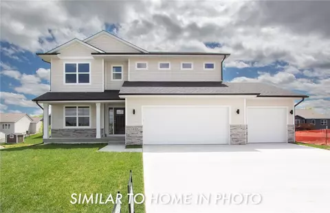 204 Creekside Dr, Bondurant, IA 50035