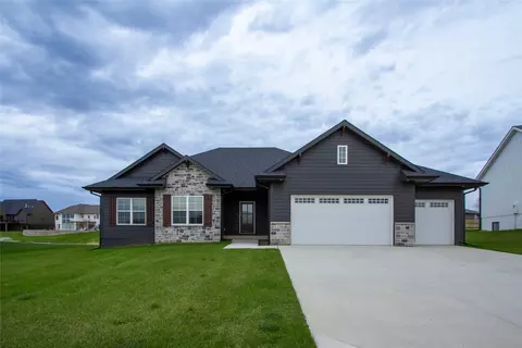 235 Aspen Cir, Pella, IA 50219