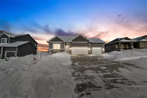 7840 Spring Creek Dr, Pleasant Hill, IA 50327