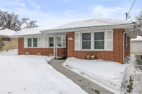 7105 Beechwood Dr, Urbandale, IA 50322