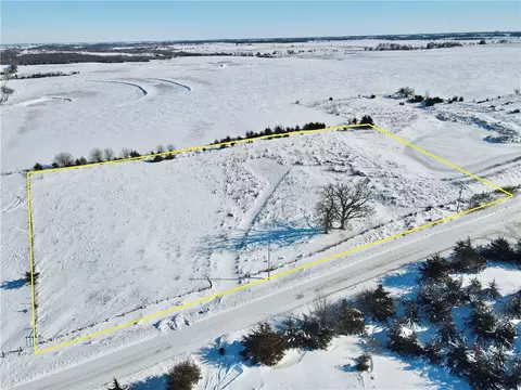 1486 Hogback Bridge Rd, Earlham, IA 50072