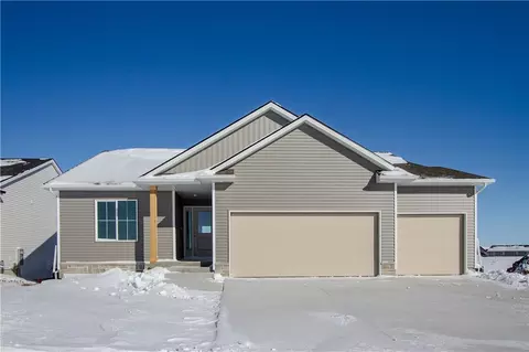 2926 Indigo Ln, Pella, IA 50219