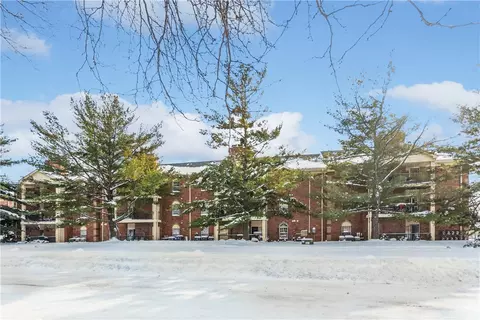 4910 Pleasant St #21, West Des Moines, IA 50266