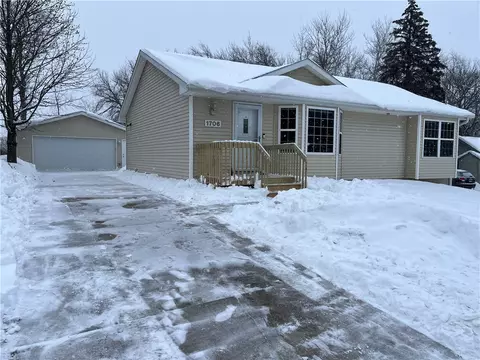 1706 E Glenwood Dr, Des Moines, IA 50320