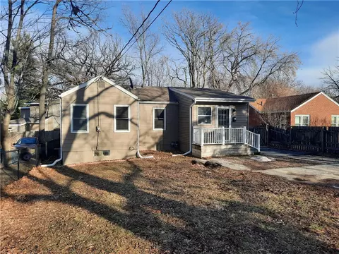 3817 Lower Beaver Rd, Des Moines, IA 50310