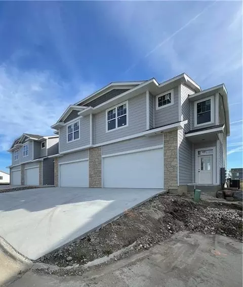 15306 Bellflower Ln, Urbandale, IA 50323