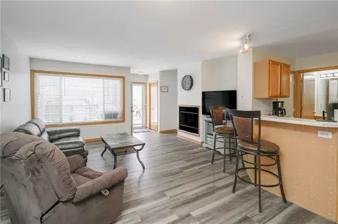 1055 68th St #2, West Des Moines, IA 50266
