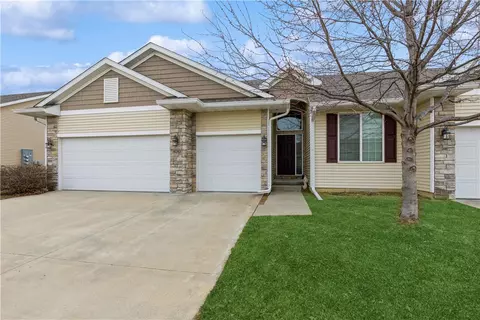 10282 Coventry Cir, Johnston, IA 50131