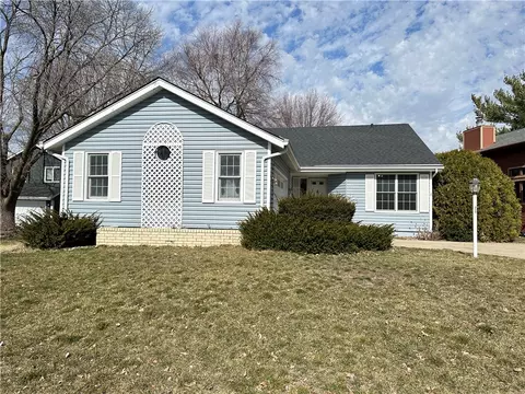 8413 Sharon Cir, Urbandale, IA 50322