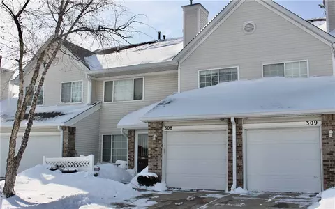 150 S Prairie View Dr #308, West Des Moines, IA 50266