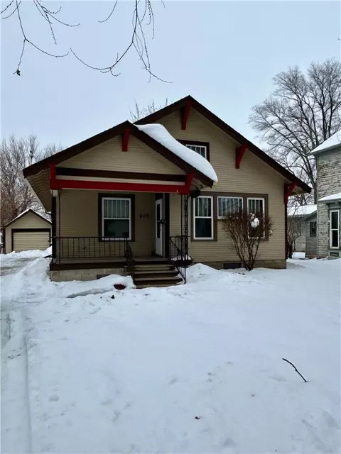 609 E Jefferson St, Winterset, IA 50273