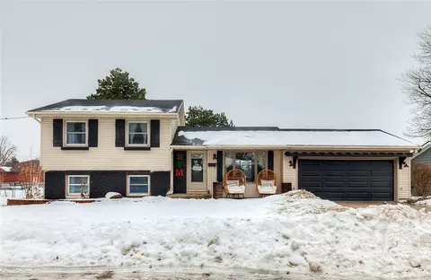 2421 N 2nd Ave E, Newton, IA 50208
