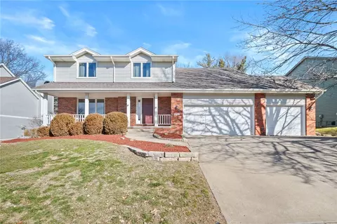 5705 Dakota Dr, West Des Moines, IA 50266