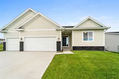 10027 NW 68th Ave, Johnston, IA 50131