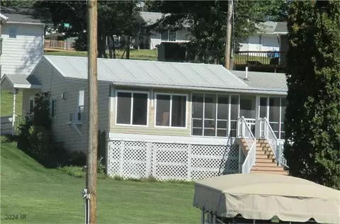 342 Center Point Dr, Montezuma, IA 50171