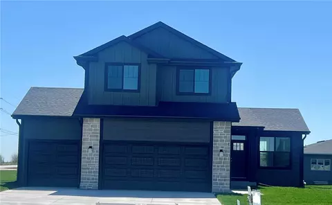 14202 N Valley Dr, Urbandale, IA 50323