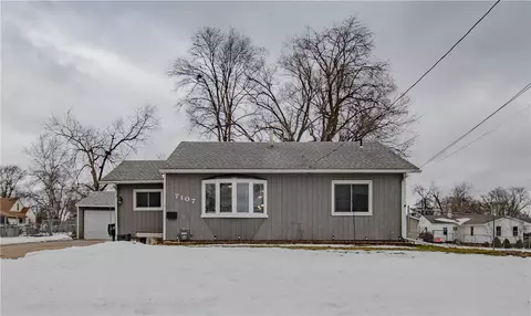 7107 Maryland Dr, Urbandale, IA 50322