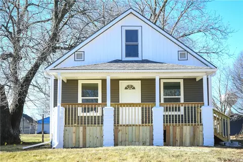 813 N 13th St, Chariton, IA 50049