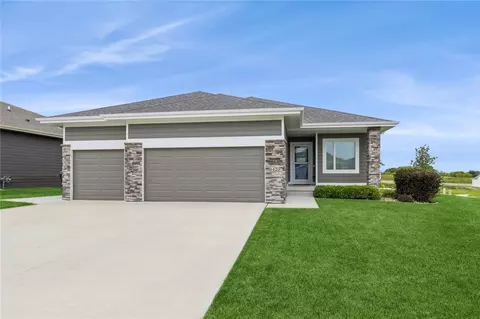 5420 166th Ct, Urbandale, IA 50323
