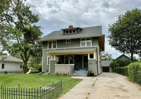 1427 West St, Grinnell, IA 50112