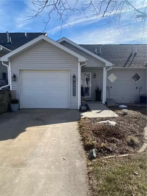 2304 Bos Landen Dr #2C, Pella, IA 50219