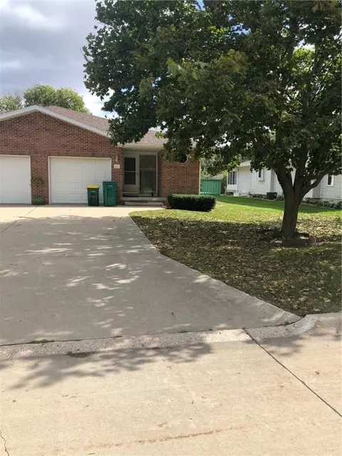 911 N 6th Avenue Cir, Winterset, IA 50273
