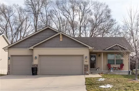 5817 Pine Ct, Johnston, IA 50131