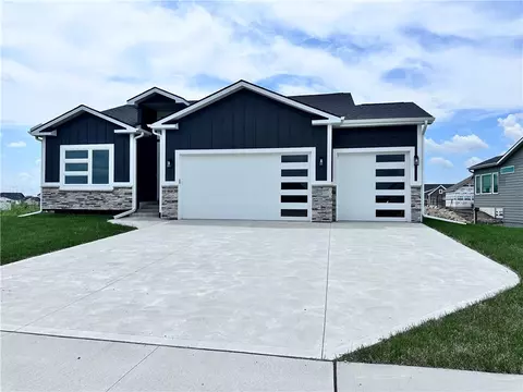 860 NW Prairie Rose Ln, Waukee, IA 50263