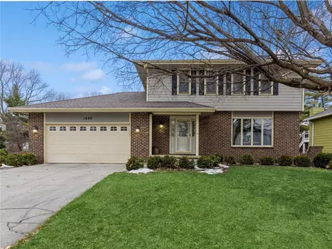 1490 NW 92nd St, Clive, IA 50325