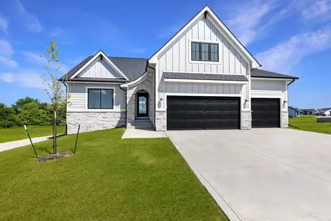 1719 Silver Maple Dr, Norwalk, IA 50211