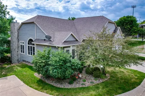 8110 Cobblestone Ct, Urbandale, IA 50322