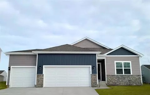 6739 Rynor St, Johnston, IA 50131