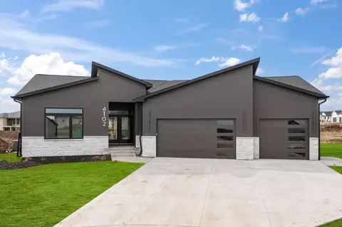 4102 NW 177th St, Clive, IA 50325