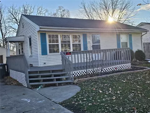 1441 E Pleasant View Dr, Des Moines, IA 50320