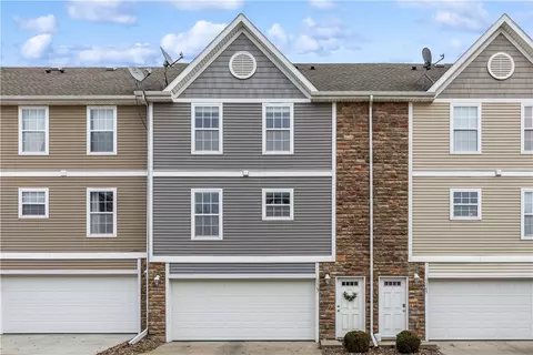1167 Oak Creek Dr, Pleasant Hill, IA 50327