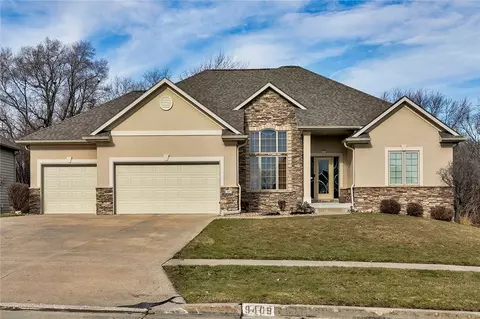 9409 Wickham Dr, Johnston, IA 50131